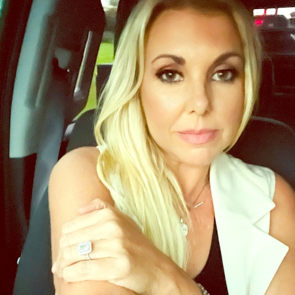 Meet the Posher Other - Meet your Posher, Carrie